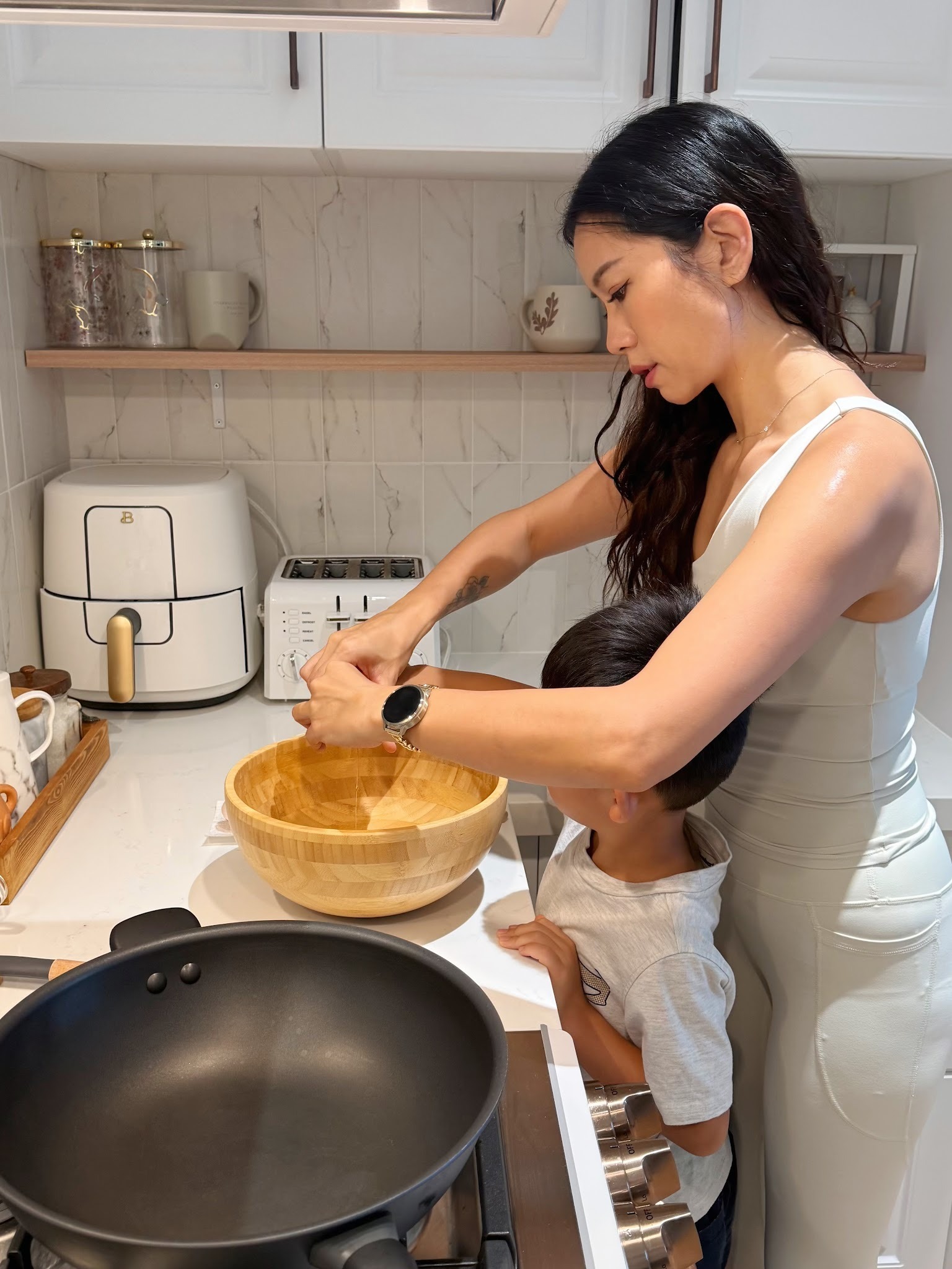 可以孩子一邊喝東西、一邊聊天、一邊看著食物慢慢完成